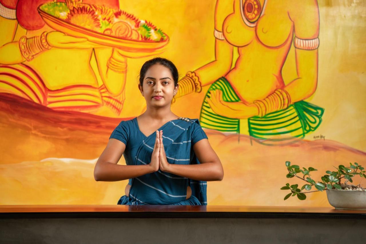 Atha Resort Sigiriya Exteriér fotografie A woman greeting with Namaste
