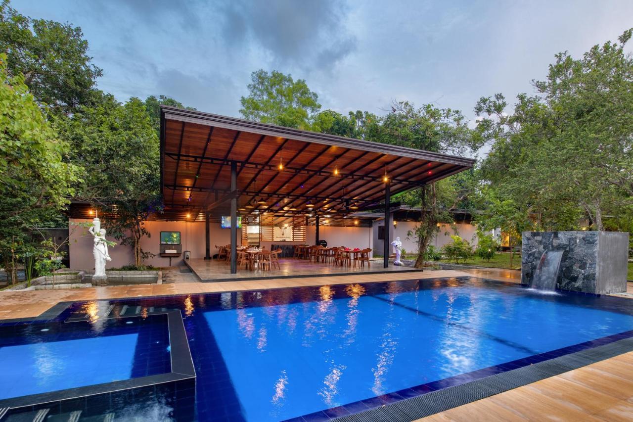 Atha Resort Sigiriya Exteriér fotografie The swimming pool at the hotel